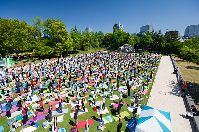 東京ミッドタウンで「MIDTOWN RELAX PARK」開催 - 芝生の上でヨガやお酒を満喫 | 写真