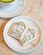 カフェ キツネ“抹茶尽くし”の限定メニュー、フランス菓子風どら焼き＆桃果汁入り抹茶スムージー｜写真1