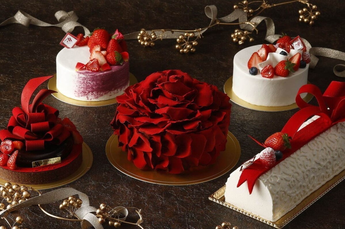 東京マリオットホテルの24年クリスマスケーキ、薔薇の花咲くケーキ＆リボン付き純白ブッシュドノエル
