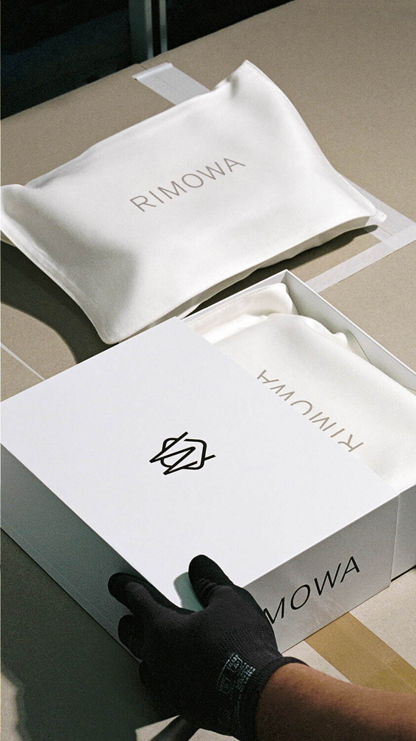 リモワ“スーツケース着想”の新作ハンドバッグ、2WAY仕様＆ポケットやカード収納付き｜写真25