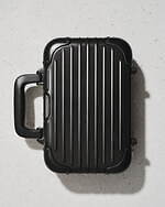 リモワ“スーツケース着想”の新作ハンドバッグ、2WAY仕様＆ポケットやカード収納付き｜写真1