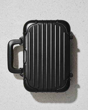 リモワ“スーツケース着想”の新作ハンドバッグ、2WAY仕様＆ポケットやカード収納付き｜写真1