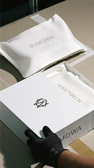 リモワ“スーツケース着想”の新作ハンドバッグ、2WAY仕様＆ポケットやカード収納付き｜写真25
