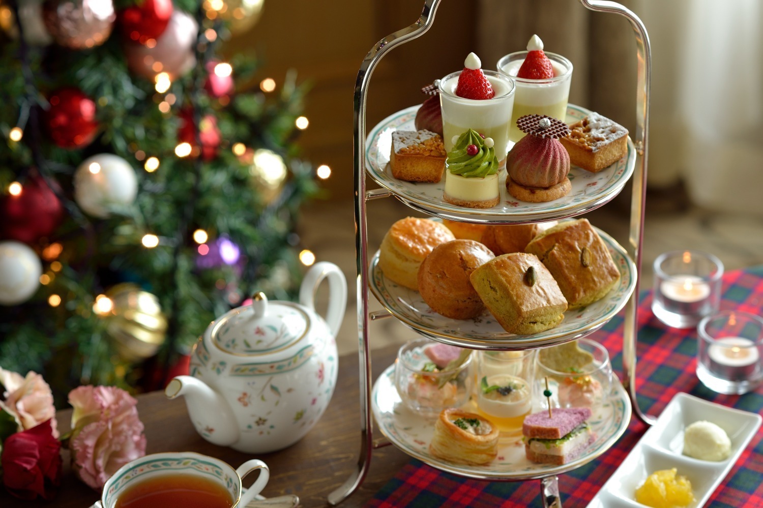 クリスマス｜ホテル椿山荘東京のクリスマスアフタヌーンティー、“サンタ帽”着想のピスタチオムースやツリー型ケーキ