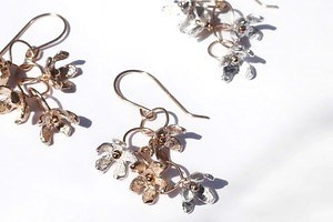 カオル“花々ゆれる”「かすみ草」ジュエリーが復刻、大丸京都限定で販売