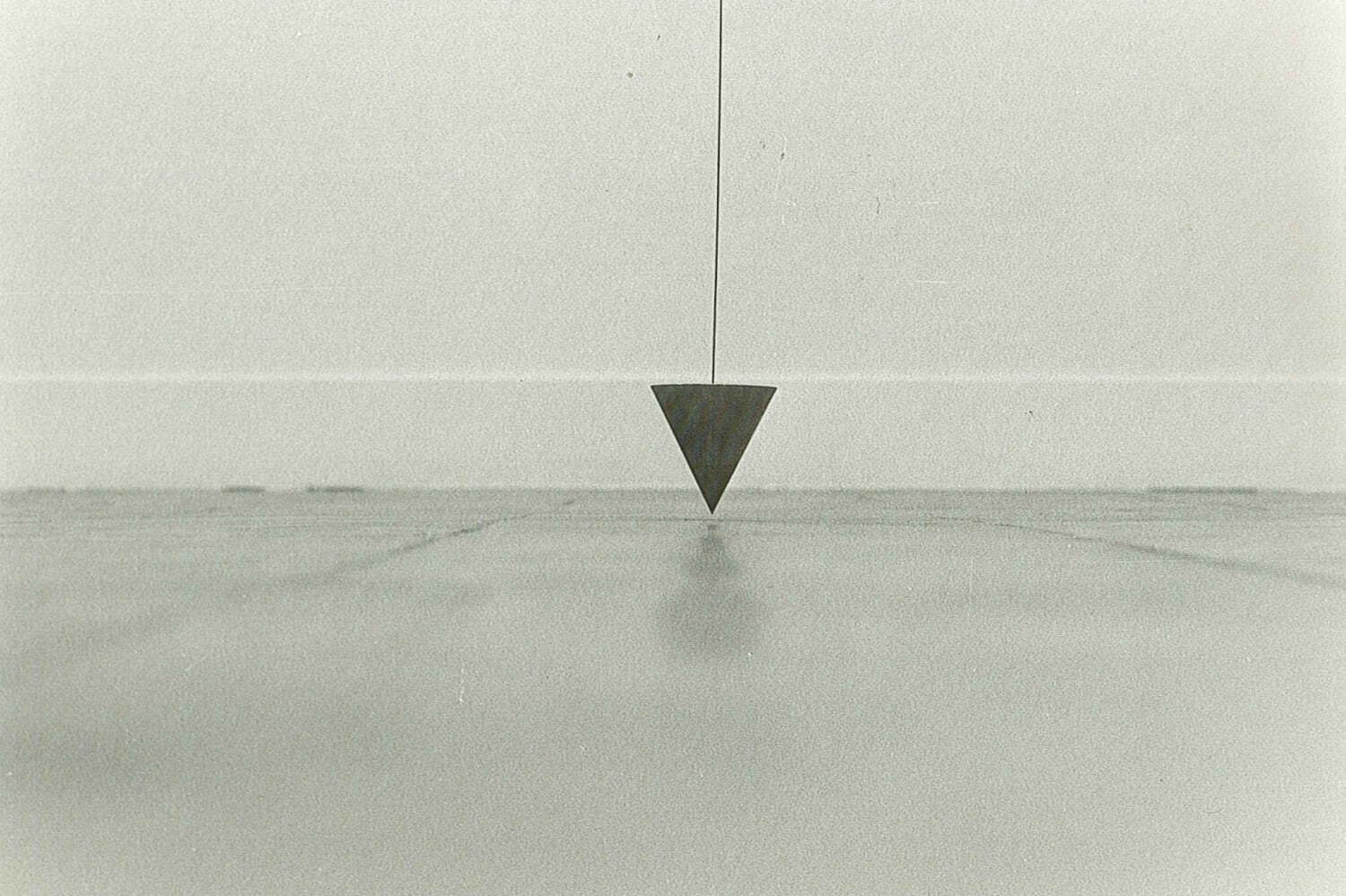 彫刻家・小清水漸の展覧会が宝塚で、もの派〜新作が一堂に、“150個のガラス玉”インスタレーションも