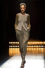 A.F.ヴァンデヴォーストのグラマラス＆パワフルな春夏コレクション：パリ・ファッション・ウィーク｜写真25