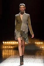 A.F.ヴァンデヴォーストのグラマラス＆パワフルな春夏コレクション：パリ・ファッション・ウィーク｜写真26