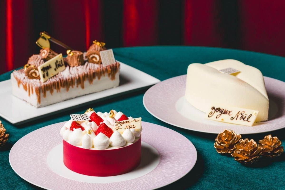 チョコレートケーキ｜フォションホテル京都24年クリスマス“純白の雪”着想くちびる型ケーキ、とろとろ苺ジュレ入り