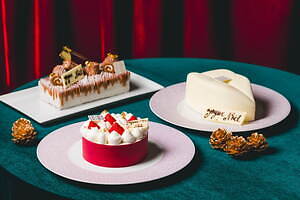 フォションホテル京都24年クリスマス“純白の雪”着想くちびる型ケーキ、とろとろ苺ジュレ入り｜写真1