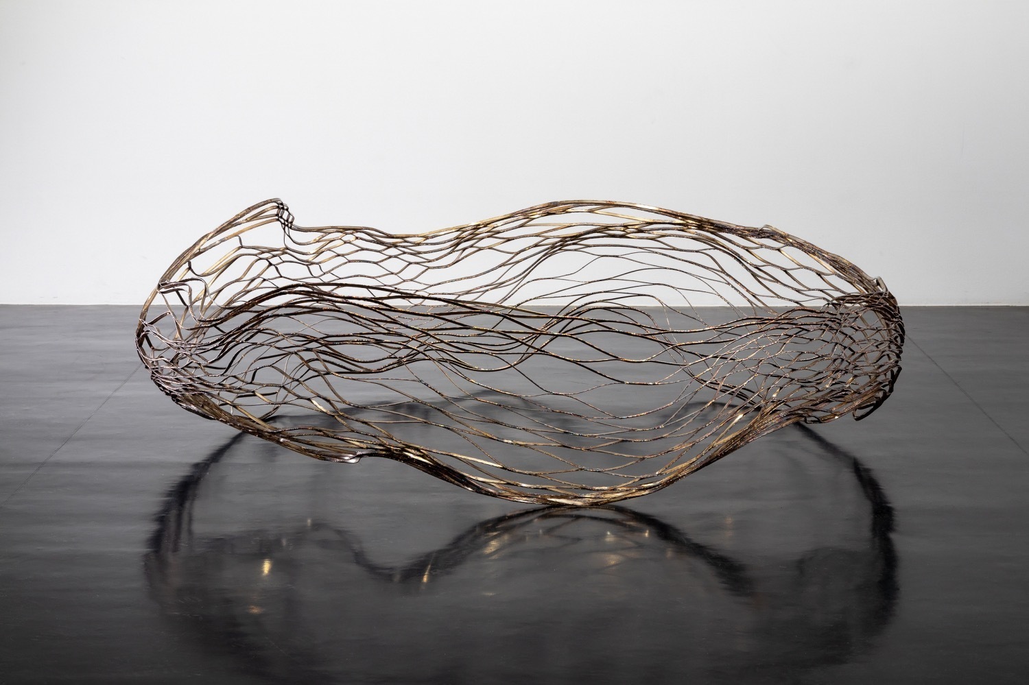 美術館｜現代彫刻家・古井彩夏の個展が平塚市美術館で - “金属が織りなす軽やかな造形”新作を含む28点を公開