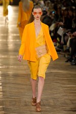 細長のシルエットが印象的！ダミール ドマ、2シーズン目のウィメンズ・コレクション：パリ・ファッション・ウィーク｜写真2