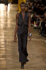 細長のシルエットが印象的！ダミール ドマ、2シーズン目のウィメンズ・コレクション：パリ・ファッション・ウィーク｜写真4