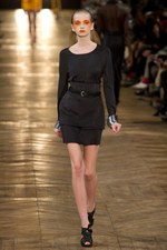 細長のシルエットが印象的！ダミール ドマ、2シーズン目のウィメンズ・コレクション：パリ・ファッション・ウィーク｜写真5