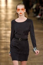 細長のシルエットが印象的！ダミール ドマ、2シーズン目のウィメンズ・コレクション：パリ・ファッション・ウィーク｜写真6