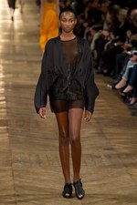 細長のシルエットが印象的！ダミール ドマ、2シーズン目のウィメンズ・コレクション：パリ・ファッション・ウィーク｜写真9