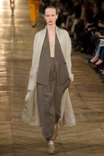 細長のシルエットが印象的！ダミール ドマ、2シーズン目のウィメンズ・コレクション：パリ・ファッション・ウィーク｜写真17