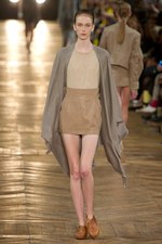 細長のシルエットが印象的！ダミール ドマ、2シーズン目のウィメンズ・コレクション：パリ・ファッション・ウィーク｜写真21