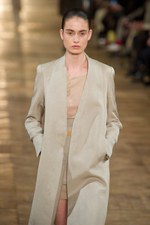 細長のシルエットが印象的！ダミール ドマ、2シーズン目のウィメンズ・コレクション：パリ・ファッション・ウィーク｜写真24