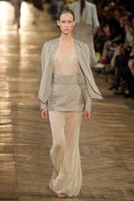 細長のシルエットが印象的！ダミール ドマ、2シーズン目のウィメンズ・コレクション：パリ・ファッション・ウィーク｜写真25