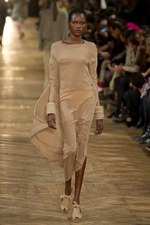 細長のシルエットが印象的！ダミール ドマ、2シーズン目のウィメンズ・コレクション：パリ・ファッション・ウィーク｜写真26