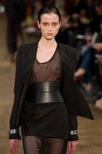 細長のシルエットが印象的！ダミール ドマ、2シーズン目のウィメンズ・コレクション：パリ・ファッション・ウィーク｜写真29