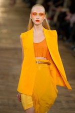 細長のシルエットが印象的！ダミール ドマ、2シーズン目のウィメンズ・コレクション：パリ・ファッション・ウィーク｜写真32