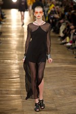 細長のシルエットが印象的！ダミール ドマ、2シーズン目のウィメンズ・コレクション：パリ・ファッション・ウィーク｜写真35