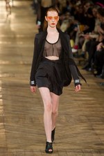 細長のシルエットが印象的！ダミール ドマ、2シーズン目のウィメンズ・コレクション：パリ・ファッション・ウィーク｜写真36