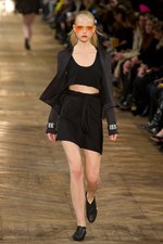 細長のシルエットが印象的！ダミール ドマ、2シーズン目のウィメンズ・コレクション：パリ・ファッション・ウィーク｜写真37