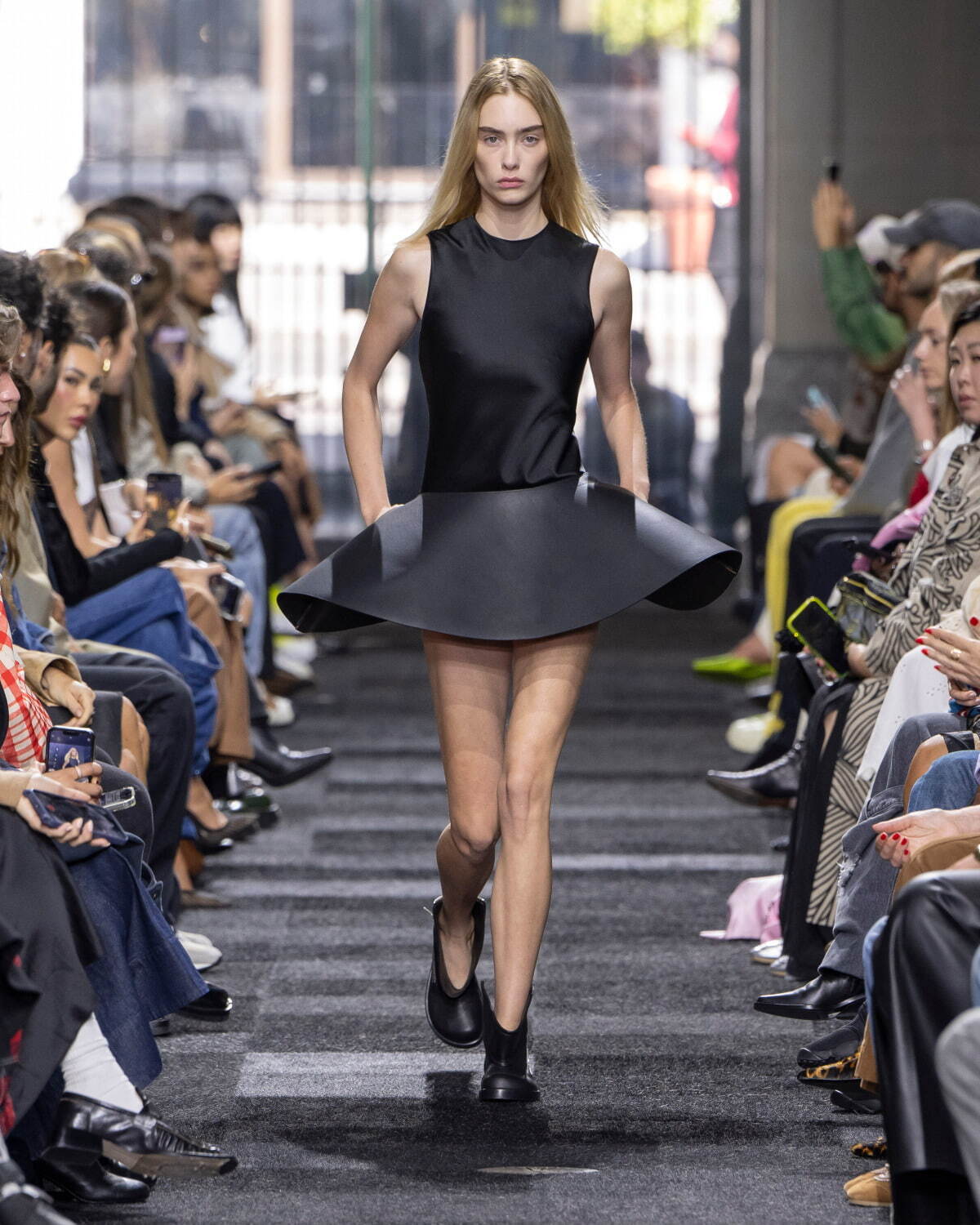 JW アンダーソン 2025年春夏｜ ミニスカート