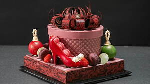 札幌プリンスホテル24年クリスマス“ルビーチョコのプレゼントボックス入り”ケーキ、ブラウニーを土台に｜写真1