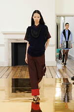 トーガ2025年春夏コレクション - 現代のビジネスウェアに“娯楽”を｜写真6