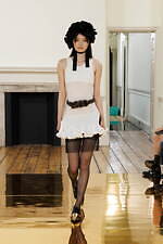 トーガ2025年春夏コレクション - 現代のビジネスウェアに“娯楽”を｜写真15