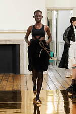 トーガ2025年春夏コレクション - 現代のビジネスウェアに“娯楽”を｜写真19