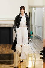 トーガ2025年春夏コレクション - 現代のビジネスウェアに“娯楽”を｜写真21