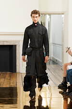 トーガ2025年春夏コレクション - 現代のビジネスウェアに“娯楽”を｜写真22