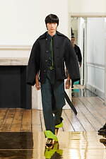 トーガ2025年春夏コレクション - 現代のビジネスウェアに“娯楽”を｜写真23