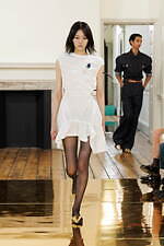 トーガ2025年春夏コレクション - 現代のビジネスウェアに“娯楽”を｜写真24