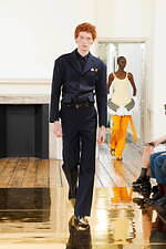 トーガ2025年春夏コレクション - 現代のビジネスウェアに“娯楽”を｜写真29