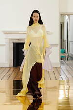 トーガ2025年春夏コレクション - 現代のビジネスウェアに“娯楽”を｜写真33