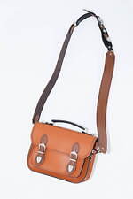 TOGA×英ザッチェルズのメタルパーツ付き“学生カバン”、花モチーフを配したショルダーも｜写真3