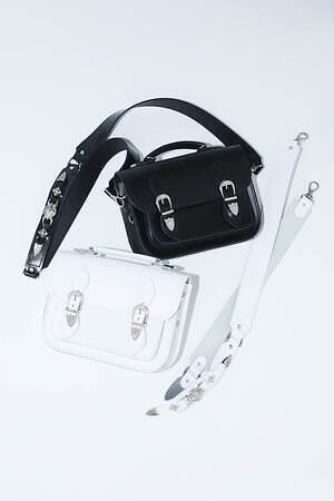 TOGA×英ザッチェルズのメタルパーツ付き“学生カバン”、花モチーフを配したショルダーも｜写真7