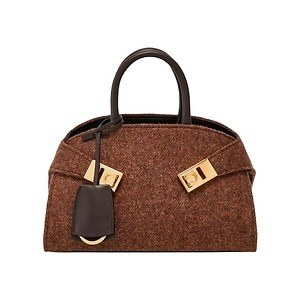 ⭐︎ Ferragamo ⭐︎ リボン付きクラッチバッグ フェラガモのリボン付きローファー限定色や「ハグ」ハンドバッグ