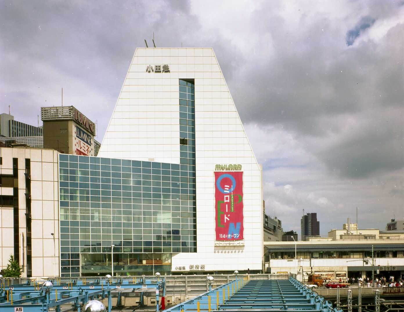 「新宿ミロード」新宿西口再開発に伴い閉館、”掘り出しもの”やお宝商品が揃う閉店セール｜写真2
