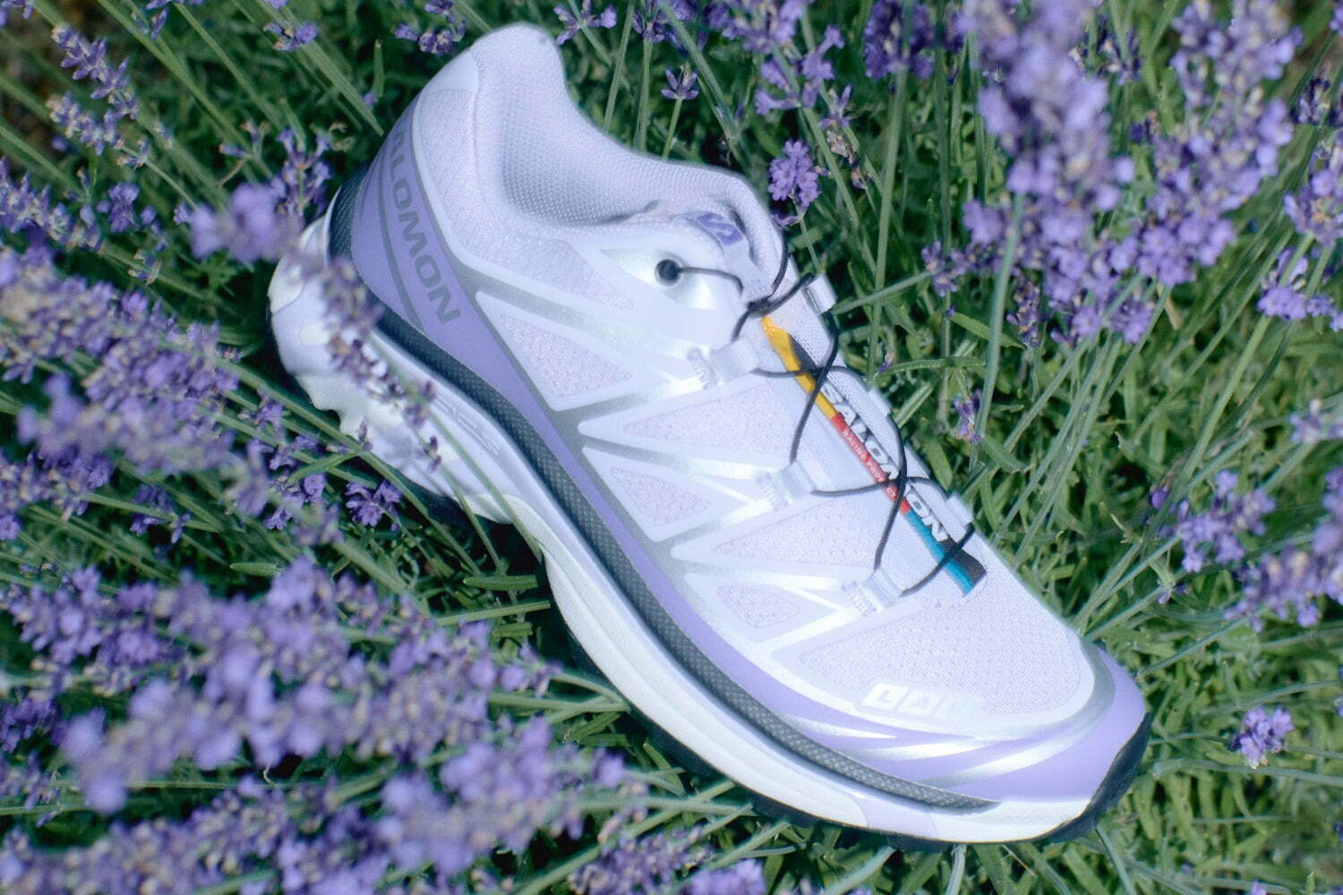 サロモン「XT-6」スニーカーにレイ ビームス限定ウィメンズカラー、ラベンダーのような淡いパープル