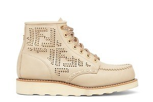 フェンディ×レッドウィングのウィメンズワークブーツ、最高級牛革に手縫いステッチの「FF」ロゴ