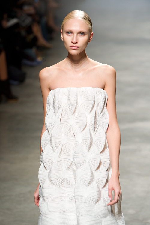 イッセイ ミヤケ(ISSEY MIYAKE) 2011年春夏ウィメンズコレクション  - 写真5