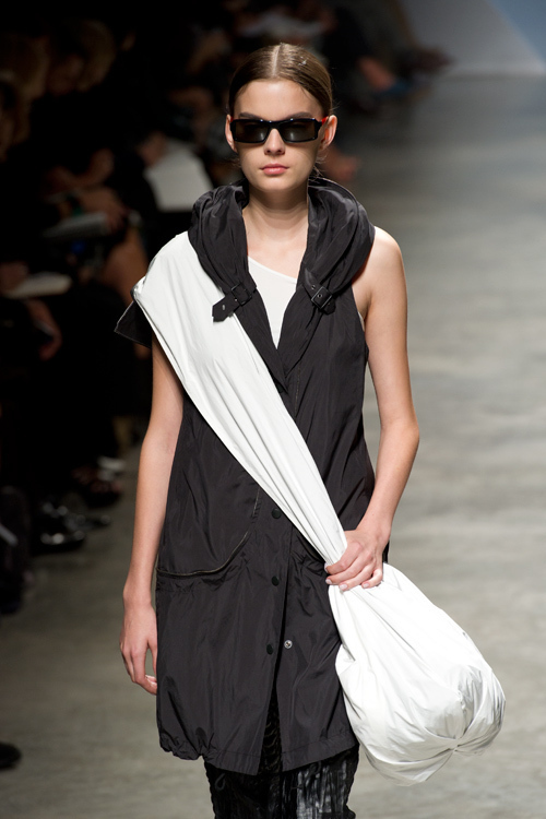 イッセイ ミヤケ(ISSEY MIYAKE) 2011年春夏ウィメンズコレクション  - 写真18