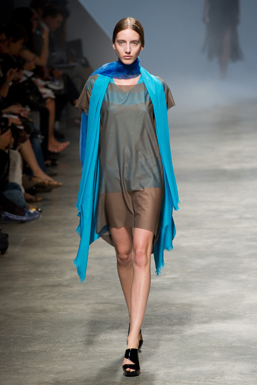 イッセイミヤケが描き出す、服の中に潜む美しいゴーストの世界、2011年春夏コレクション パリ・ファッション・ウィーク